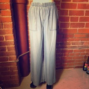 Wide leg denim pant. NEW NEVER WORN